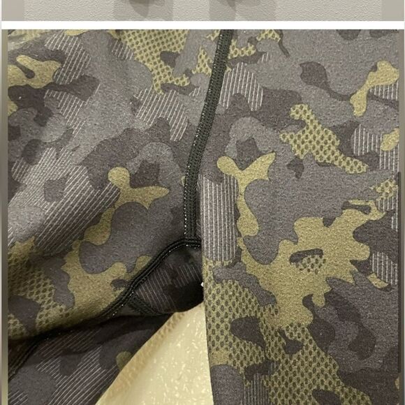 Sweaty Betty - Power Reversible Leggings - Green Camo & Solid Black - XSmall - Picture 3 of 6